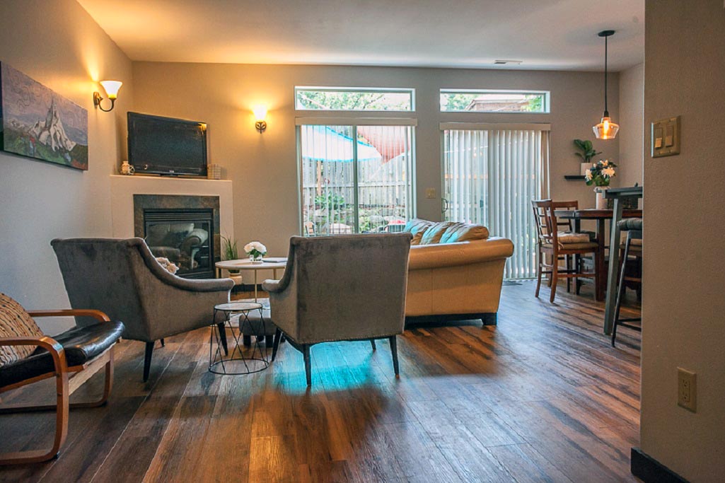 Hood River rental 2889 May living room