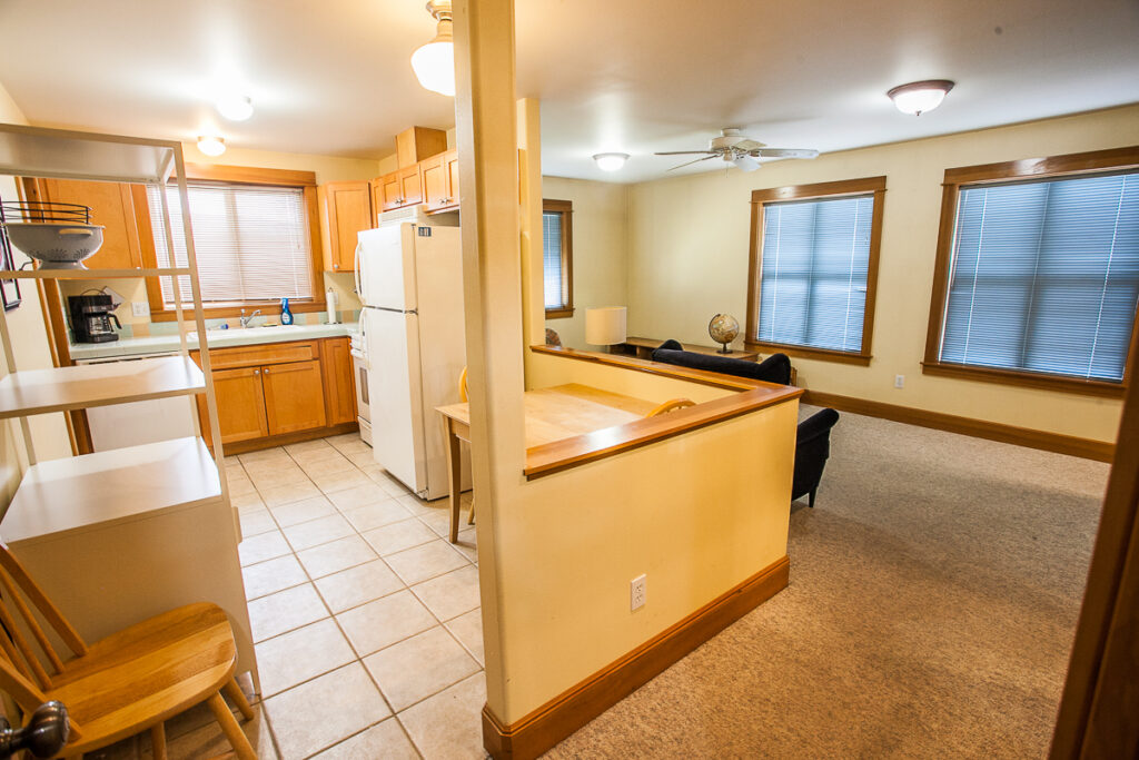 • 2 Guests • Studio • 1 bath 
$1,350 per month