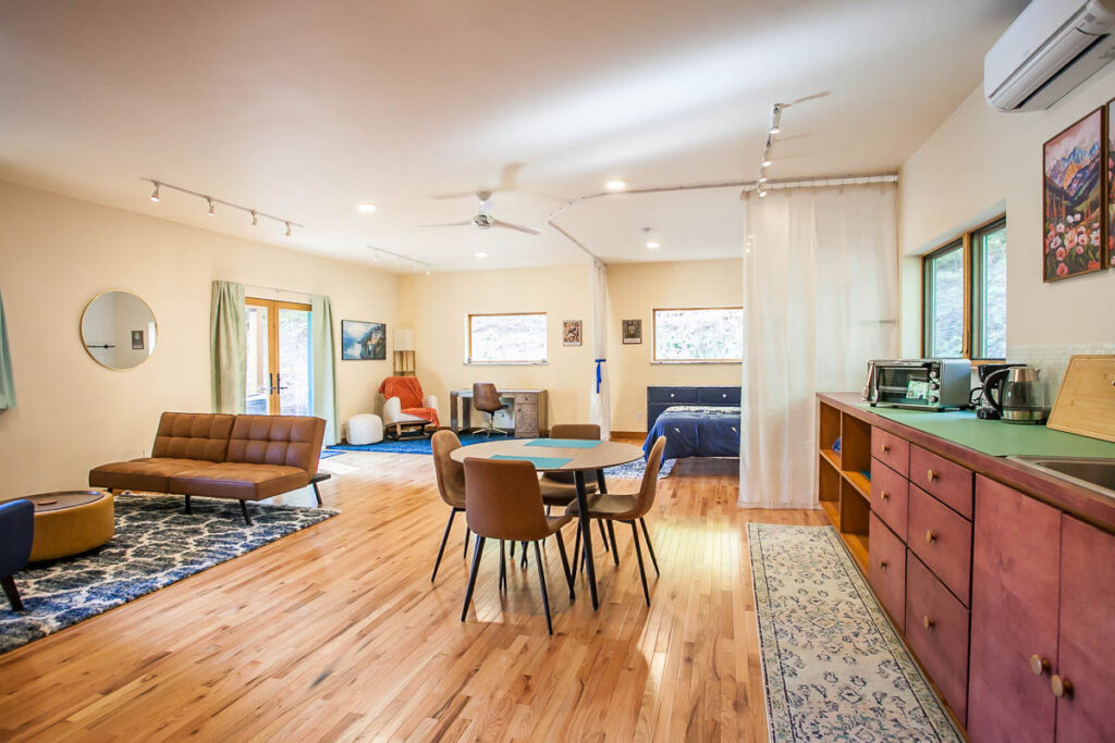 2 Guests • Studio• 1 Bath
$1,650-$2,150 per month