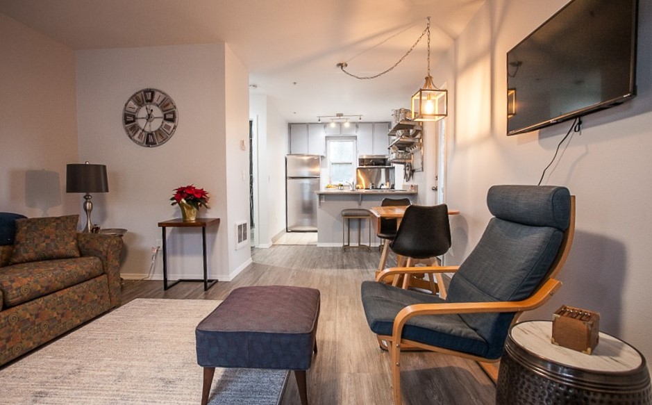 4 Guests • 1 Bedrooms • 2 Bathrooms
$170- $300 per night
$2,100- $3,550 per month