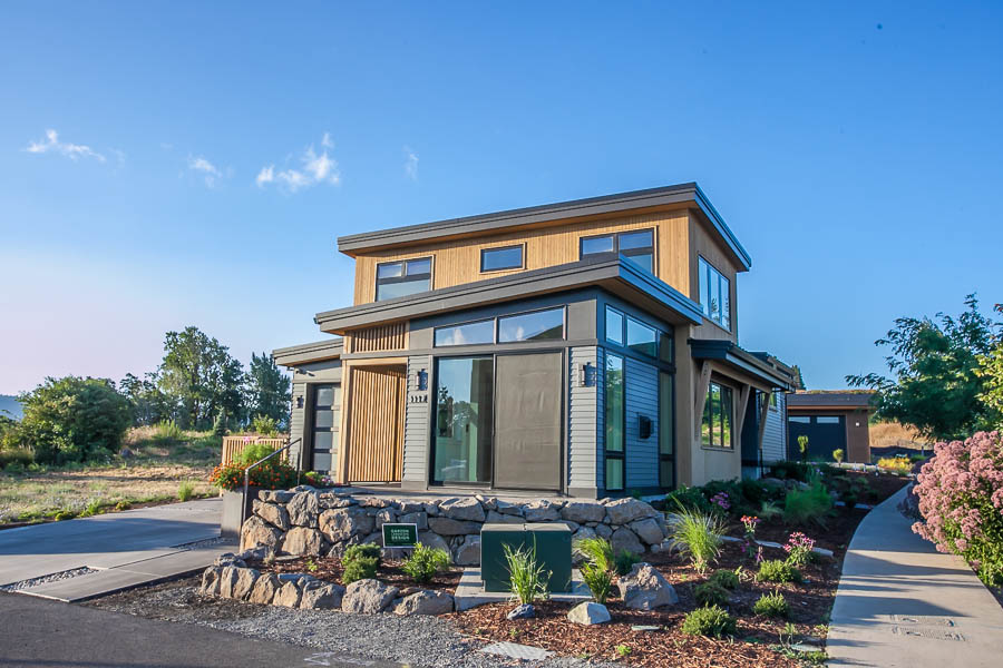 3 Bedrooms • 2.5 Bathrooms 
$4,950 per month